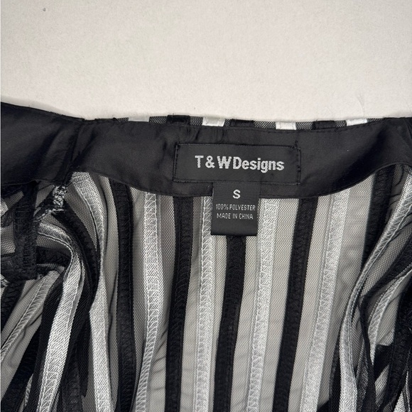 T&J Designs Black and White Graphic Tunic with Mandarin Collar - Picture 14 of 16